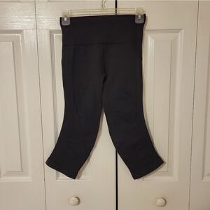 NWOT Lululemon Athletica black elastic capris